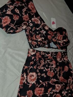 Two Piece Set One Sleeve, Floral Puff-Sleeve Crop Top in Black and Rose Wide Leg